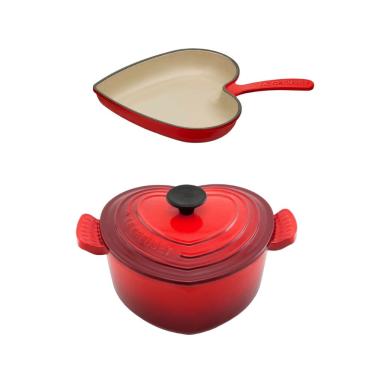 Imagem de KIT LE CREUSET PANELA CORAÇÃO 20CM E SKILLET CORAÇÃO 26CM EM FERRO FUNDIDO VERMELHO