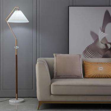 Imagem de Luminária de chão em tecido plissado, estilo clássico francês, ideal para leitura e decoração de salas de estar. Possui base de mármore, interruptor de pé e um design moderno que cria uma at