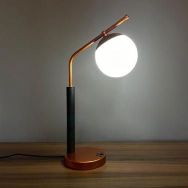 Imagem de Abajur Inclinado Jabuticaba com LED para Cabeceira Quarto Sala Luminaria de Mesa com Globo de Vidro 12cm Fosco Estrutura em Alumínio Acabamento Pintura Eletrostática Bivolt (Cobre Branco Frio)