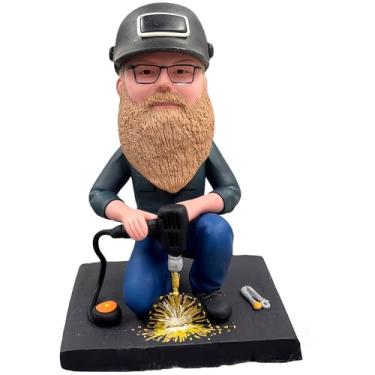 Imagem de Bobblehead de soldador personalizado da foto: Estatueta de balanço personalizada com capacete de soldagem e suporte de tocha - aniversário perfeito para soldadores | Decoração de mesa feita à mão