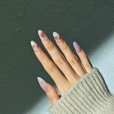 Imagem de Pregos postiços de amêndoa média ombré branco nude com design requintado de flor, cobertura completa, cola em bastão falso artificial em unhas de acrílico para mulheres, casamento, 24 peças