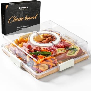 Imagem de Tábua de charcutaria com tampa e alça de bloqueio transparentes, caixa de lanche de bambu com 4 compartimentos, tábua de corte portátil para lanches, frutas e carnes, presente ideal para festas