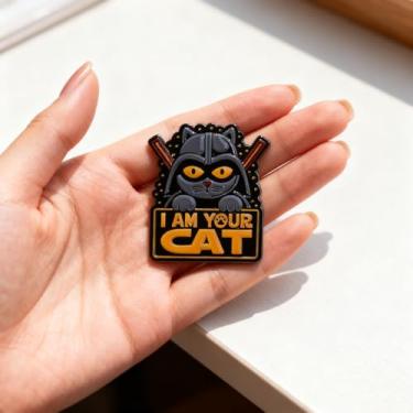 Imagem de Broche de esmalte de gato adorável com capacete e espada Broche de animal 3D para jaquetas, bolsas, mochilas, presente exclusivo para amantes de gatos e colecionadores de acessórios humorísticos
