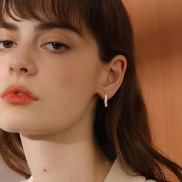 Imagem de Pequenos brincos de argola prateados de zircônia cúbica, brincos de cartilagem banhados a ouro branco, brincos de argola minúsculos para mulheres e homens