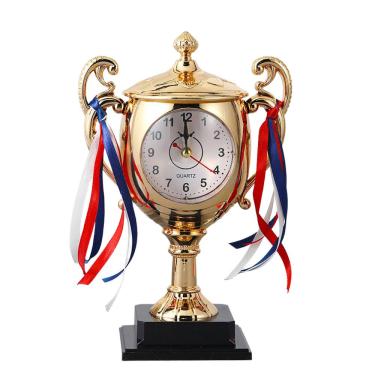 Imagem de Despertador: design dourado criativo em forma de troféu, 21,5 cm