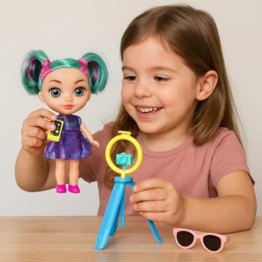 Imagem de Boneca Vicky Blogueira com Acessórios, 18cm, Inclui Tripé, Celular, Máquina Fotográfica, Óculos e Suporte, 3+ Anos
