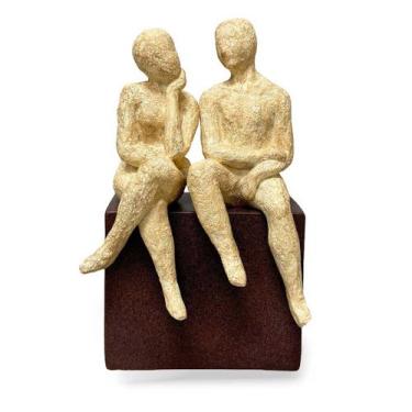Imagem de Escultura Decorativa Casal Sentados em Resina 23cm TMN3037 BTC