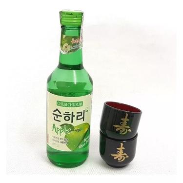 Imagem de 01 Bebida Alcoólica Soju Coreano com Sabor (Morango, Pêssego, Uva, Toranja, Yogurt, Ameixa, Blueberry) + 02 Copo Guinomi (Copo Ideograma (Kotobuki), Maçã Verde)