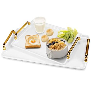 Imagem de Bandeja de servir com alças, pacote com 2 bandejas de plástico branco (40,6 cm e 30,5 cm) para café da manhã, bandejas decorativas com alças douradas para mesa de centro e sala de estar