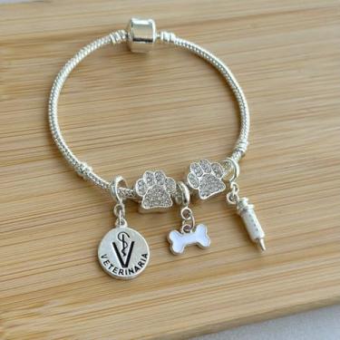 Imagem de Pulseira profissão com 5 berloques: veterinária, ossinho, separador de brilhos e seringa - banhado a prata
