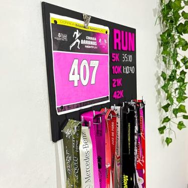 Imagem de Porta medalhas de parede em mdf personalizado para corredores até 100 medalhas (Rosa)