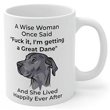 Imagem de Presentes de mãe de cachorro Dogue alemão azul engraçado para mulheres amantes de filhotes Dia das Mães 2025 A Wise Woman Once Said Caneca de café com citações divertidas copo de cerâmica branco 325