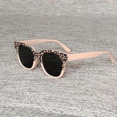 Imagem de Óculos de sol leopardo (idades 3-10) - armação olho de gato flexível com estampa de leopardo, 100% de proteção UV, hastes antiderrapantes de 12,7 cm (lentes de 4,3 cm de altura)