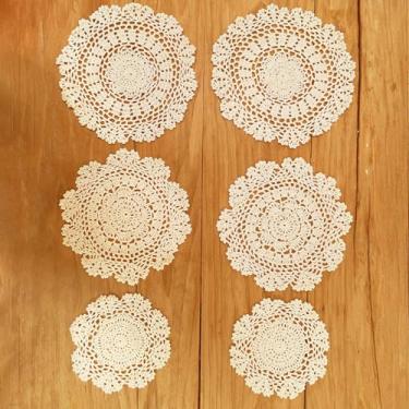 Imagem de Daily Treasures 6 peças de tapetes de crochê em três tamanhos diferentes, doilies de renda vintage, jogo americano de renda de algodão para mesas faça-você-mesmo, cozinha, sala de jantar, festa,