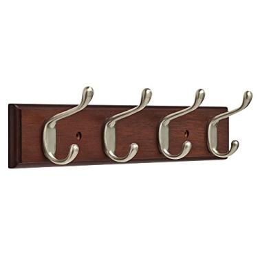 Imagem de Organize-se com estilo com um simples passo. Da Franklin Brass, este trilho de 40 cm com 4 ganchos para casacos e chapéus pesados foi projetado para conter uma grande variedade de itens, como coleiras, chaves e itens pequenos para animais de estimação, em sua entrada. Perfeito para organizar suas jo