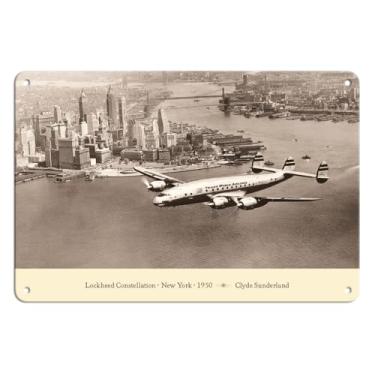Imagem de Pacifica Island Art Lockheed Constellation ("Connie") - Over New York City 1950 - TWA (Trans World Airlines) - Vintage Aviation Poster Clyde Sunderland - Impressão artística, Antiguidade, Multicor, 8 x 12 in Tin Sign