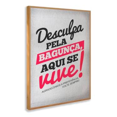 Imagem de Quadro Decorativo Aqui Se Vive Com Moldura Frase Divertida Criativa Agradecimento Bagunça Casa Colorido Humor Bem-Humorado Realidade