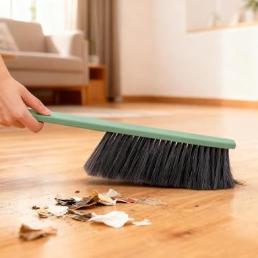 Imagem de Escova de limpeza PP com alça, escova de carpete longa e estreita com orifício para pendurar, ferramentas de limpeza laváveis para cama, sofá, cortinas, estante de livros e mesa (verde)