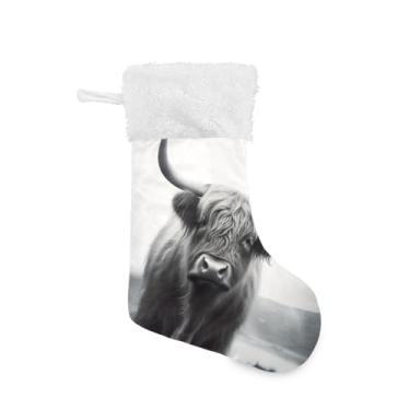 Imagem de ATTX Meias de Natal engraçadas de vaca escocesa das terras altas, suportes de presente de punho de pelúcia branca para decorações de festas de fim de ano (17,7 polegadas, 1 pacote) #296