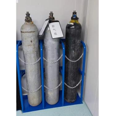Imagem de Rack de cilindro de gás de 100 cm de altura para tanques de oxigênio e propano, montagem no chão com corrente protetora, suporte de prateleira fixa, ideal para hospitais e laboratórios, inclui