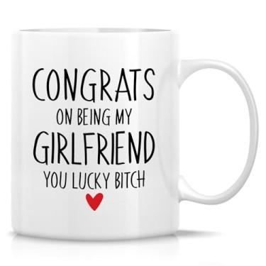 Imagem de Retreez Caneca engraçada - Congrats On Being My Girlfriend - Caneca de café ou chá de cerâmica de 325 ml - Presente sarcástico bem-humorado para namorada | Presente de aniversário, Dia dos Namorados