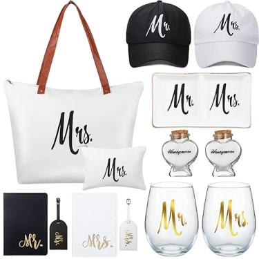Imagem de Bonuci O conjunto de presentes de casamento com 13 peças inclui chapéus de noiva e noivo, taças de vinho sem haste, etiquetas de bagagem para passaporte, sacola de lona com bolsa de maquiagem, pote de