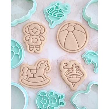 Imagem de Conjunto de Cortadores de Biscoito Infantil, Modelo Brinquedos, 4 Peças, Boneca, Cavalo de Balanço, Bola e Pião