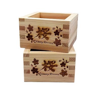 Imagem de TOKYO ART Copos japoneses de madeira de saquê Masu (conjunto de 2) com arte japonesa da sorte, caixas quadradas de saquê - Feito de madeira de cipreste japonesa de alta qualidade, feito no Japão (flor