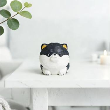 Imagem de Estátua de Shiba Inu preta esculpida à mão com base de madeira redonda – linda estátua de cachorro de madeira Shiba gordinho, decoração de mesa feita à mão, adorável escultura colecionável, presente