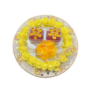 Imagem de Prato decorativo de cerimônia de anel com rosas amarelas, caixas de flores de cristal e detalhes dourados, elegante bandeja de anel de casamento