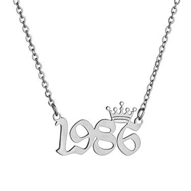 Imagem de MICOMAKA Número de ano de nascimento com colar de coroa, inglês antigo, joia de aniversário memorável para mulheres e meninas, joia de aniversário personalizada, pingente de aço inoxidável de ouro