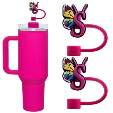 Imagem de Lindas capas de canudo com letra inicial para copos Stanley 20/30/1,134.0 g - tampas à prova de poeira de 10 mm/0,4 pol. - Protetor reutilizável para canudos de 9 a 10 mm, 2 peças