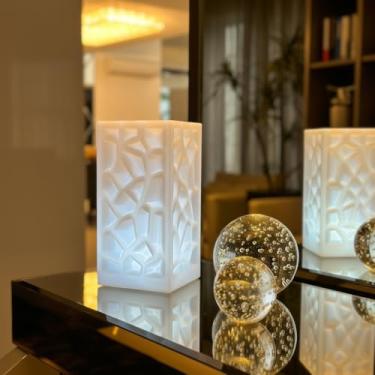 Imagem de Luminária LED Torre Moderna, Abajur de Mesa Recarregável Sem Fio com Textura Geométrica, Luz RGB Decorativa para Quarto e Sala