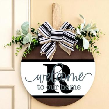 Imagem de Guirlanda personalizada para porta da frente com inicial familiar (A-Z) - placa de boas-vindas de madeira de 30 cm, guirlanda de eucalipto e cabide rústico de serapilheira | Decoração de varanda de