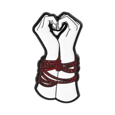 Imagem de Broche De Esmalte Criativo Com Gesto De Amor: Coração E Mãos Amarradas