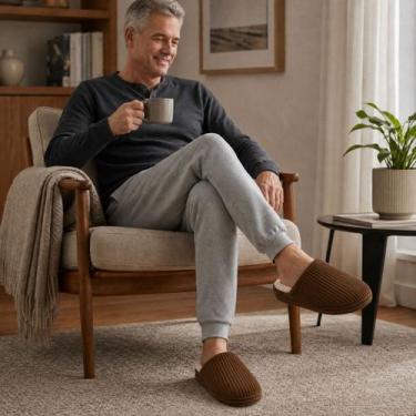Imagem de Pantufa Marrom Peluciada Frio Inverno Pai Mãe Chinelo Adulto Antiderra