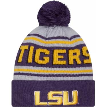 Imagem de New Era LSU Tigers Purple Wordmark Cheer Sideline Sport Cuff Gorro com pompom - Boné de inverno com punho NCAA