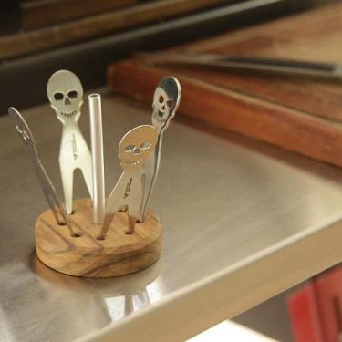 Imagem de kit 4 Garfos Petisco Frios Inox Caveira + Base Madeira Teca - Maxx Dia