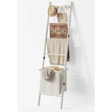 Imagem de BAMBANG Escada de cobertor com cesta, suporte de colcha de 5 camadas com 4 ganchos para sala de estar, prateleira de escada decorativa inclinada para parede com cesto de armazenamento, branco bambu