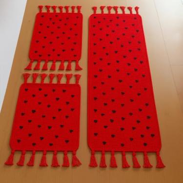 Imagem de Kit Passadeira Cozinha 3 Peças Tapete Geométrico Antiderrapante Tecido Absorvente Decoração Casa (CORAÇÃO VERMELHO)