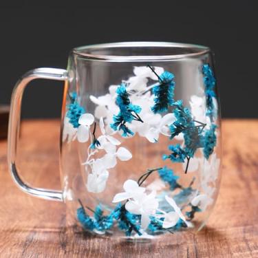 Imagem de Taolivingmart Caneca de café com isolamento de parede dupla de flores secas, xícara de chá de vidro borossilicato com flor real embutida, alça resistente ao calor para presentes de aniversário de