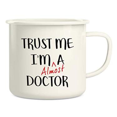Imagem de Retreez Caneca de café Trust Me I'm Almost a Doctor 473 g esmaltada de aço inoxidável para acampamento fogueira - presentes de aniversário engraçados e sarcásticos inspiradores para médicos, amigas,