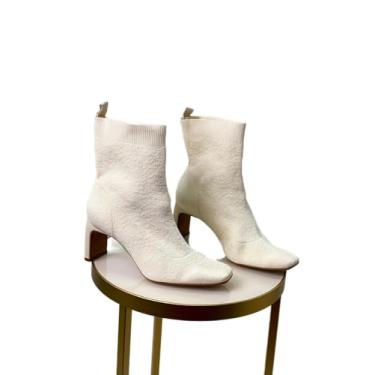 Imagem de Bota Meia Feminina em Tecido Off White, Cano Médio 12cm, Salto 4.5cm, Estilo Moderno (OFF WHITE, BR, Adulto, Numérico, 36)