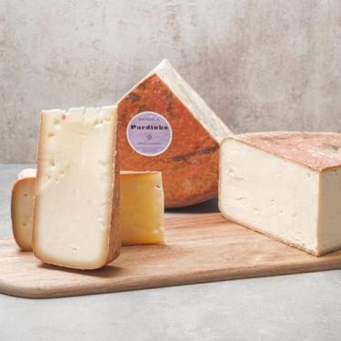 Imagem de Pardinho Artesanal Queijo Mandala, Queijo Premium Maturado por 12 Meses, 300g, Super Ouro Mondial du Fromage, Blend de Leite Gir