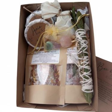 Imagem de Box Serenar 2026 Kit para Renovação e Prosperidade com Sabonetes Artesanais, Banho de Ervas, Escalda-Pés, Bastão de Defumação, Cristais e Patuá de Proteção