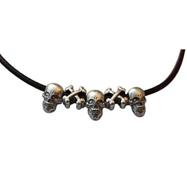 Imagem de Colar de caveira masculino com três pingentes banhados a prata. Ideia de presente original. Joia artesanal, modelo exclusivo. Pingente H 1,5 cm