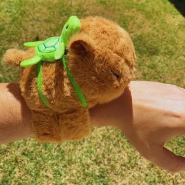 Imagem de Capivara de Pelúcia com Mochila de Tartaruga – Brinquedo Interativo com Grip Enrolável e Cauda Giratória