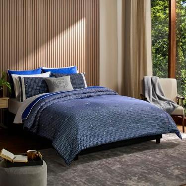 Imagem de Lacoste Conjunto de edredom Heritage Geo – Roupa de cama de algodão percal com padrão geométrico, preenchimento alternativo, certificado Oeko-Tex, azul marinho/geográfico, casal/queen