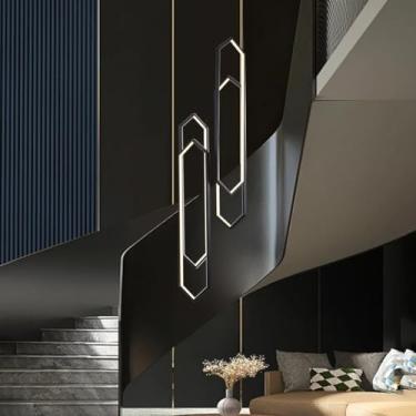 Imagem de Lustre moderno de LED para escada, modelo losango, em alumínio, com intensidade de luz ajustável e controle remoto, ideal para tetos altos em quartos e salas de jantar. Perfeito para uso com