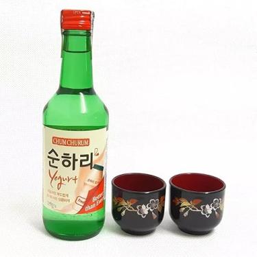 Imagem de 01 Bebida Alcoólica Soju Coreano com Sabor (Morango, Pêssego, Uva, Toranja, Yogurt, Ameixa, Blueberry) + 02 Copo Guinomi (Copo Flor de Sakura, Yogurt (Yakult))